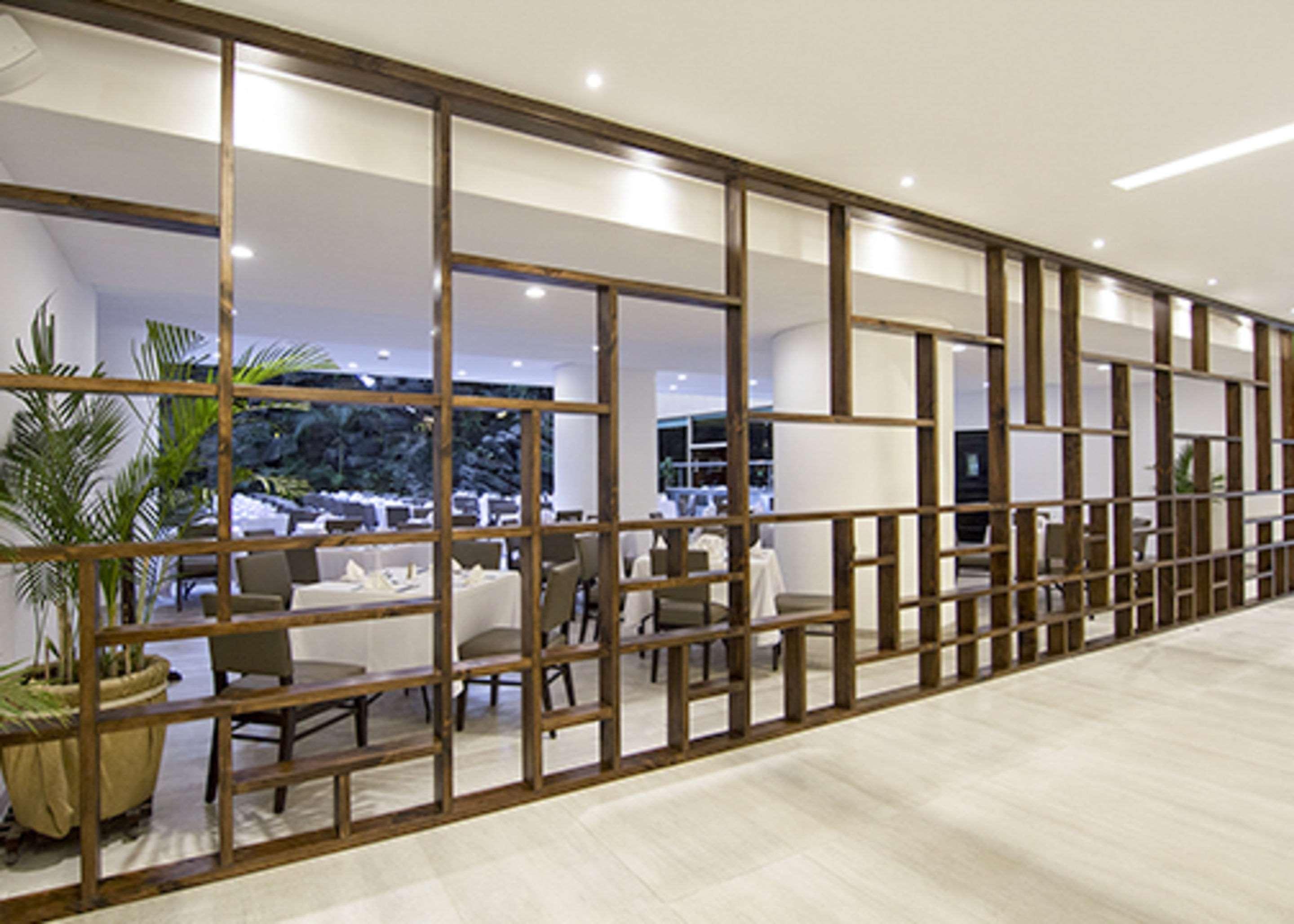 Clarion Suites Guatemala City Exterior photo Interior of the hotel