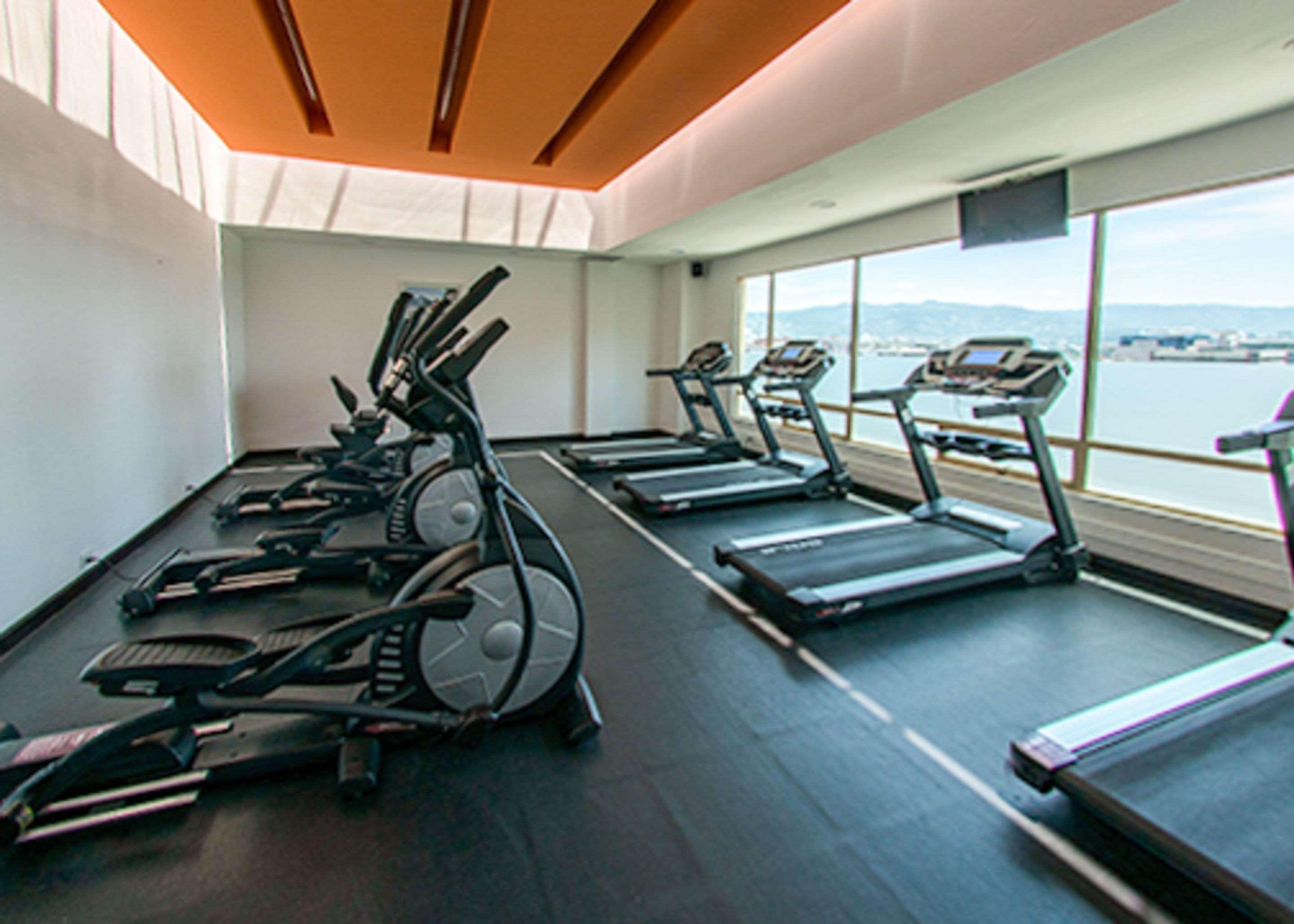 Clarion Suites Guatemala City Exterior photo The gym at the hotel