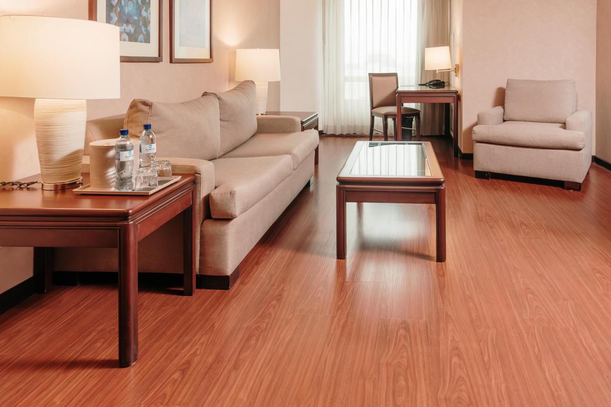 Clarion Suites Guatemala City Exterior photo Laminate flooring