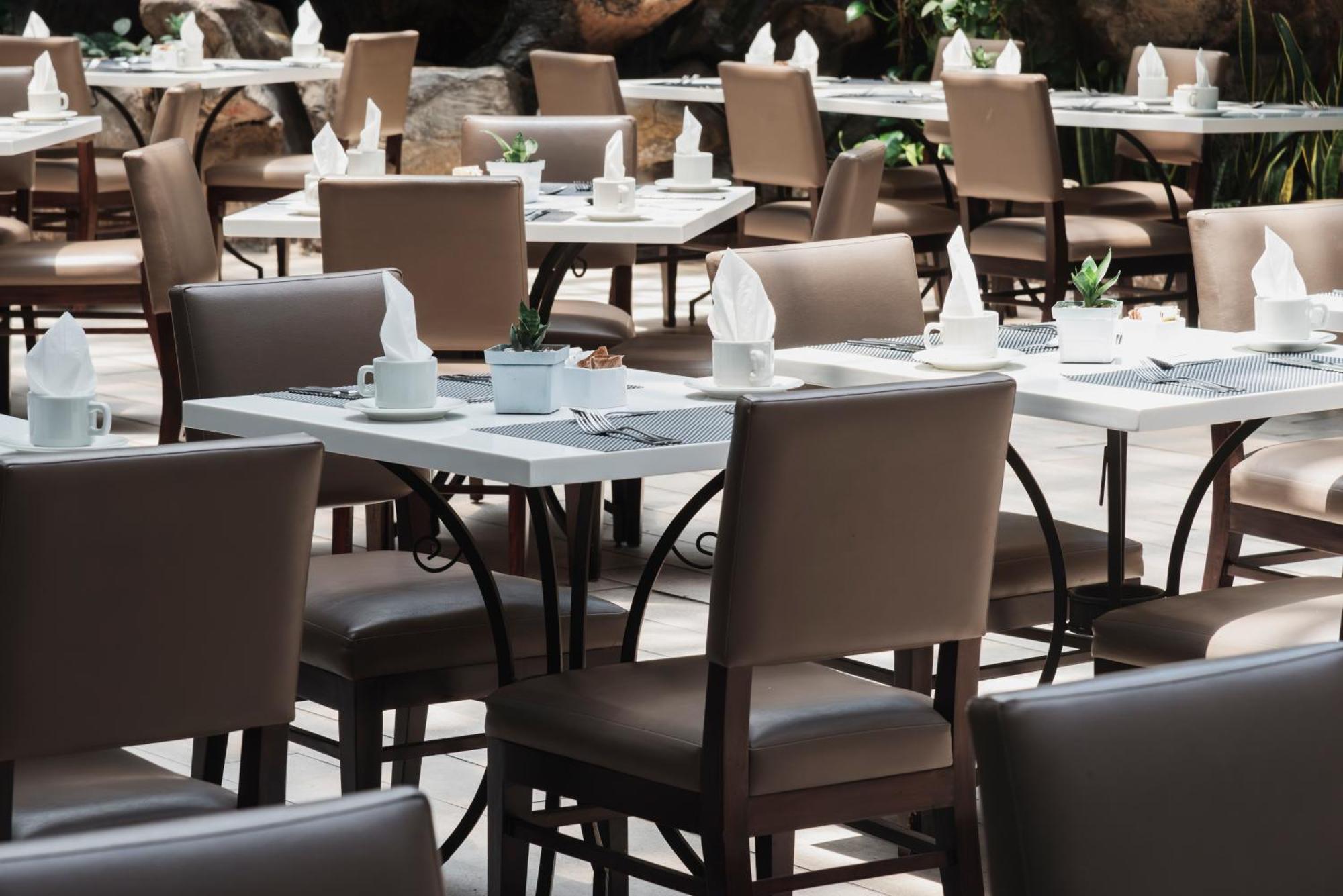 Clarion Suites Guatemala City Exterior photo Restaurant furniture
