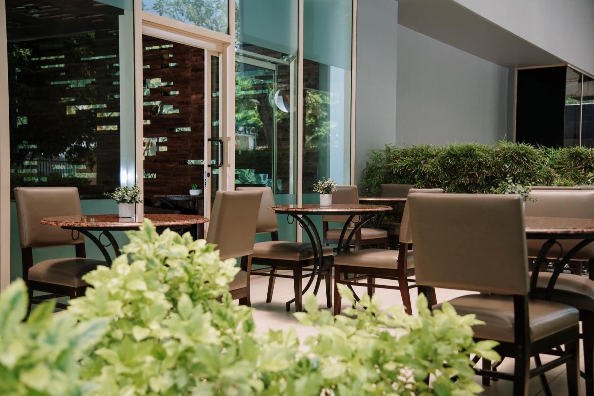 Clarion Suites Guatemala City Exterior photo The interior of the hotel