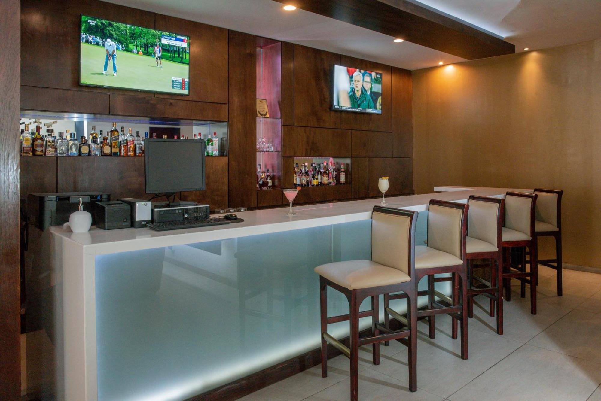 Clarion Suites Guatemala City Exterior photo Bar