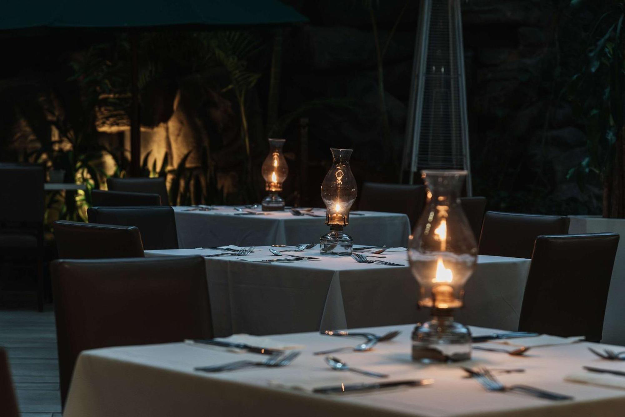 Clarion Suites Guatemala City Exterior photo The restaurant at night