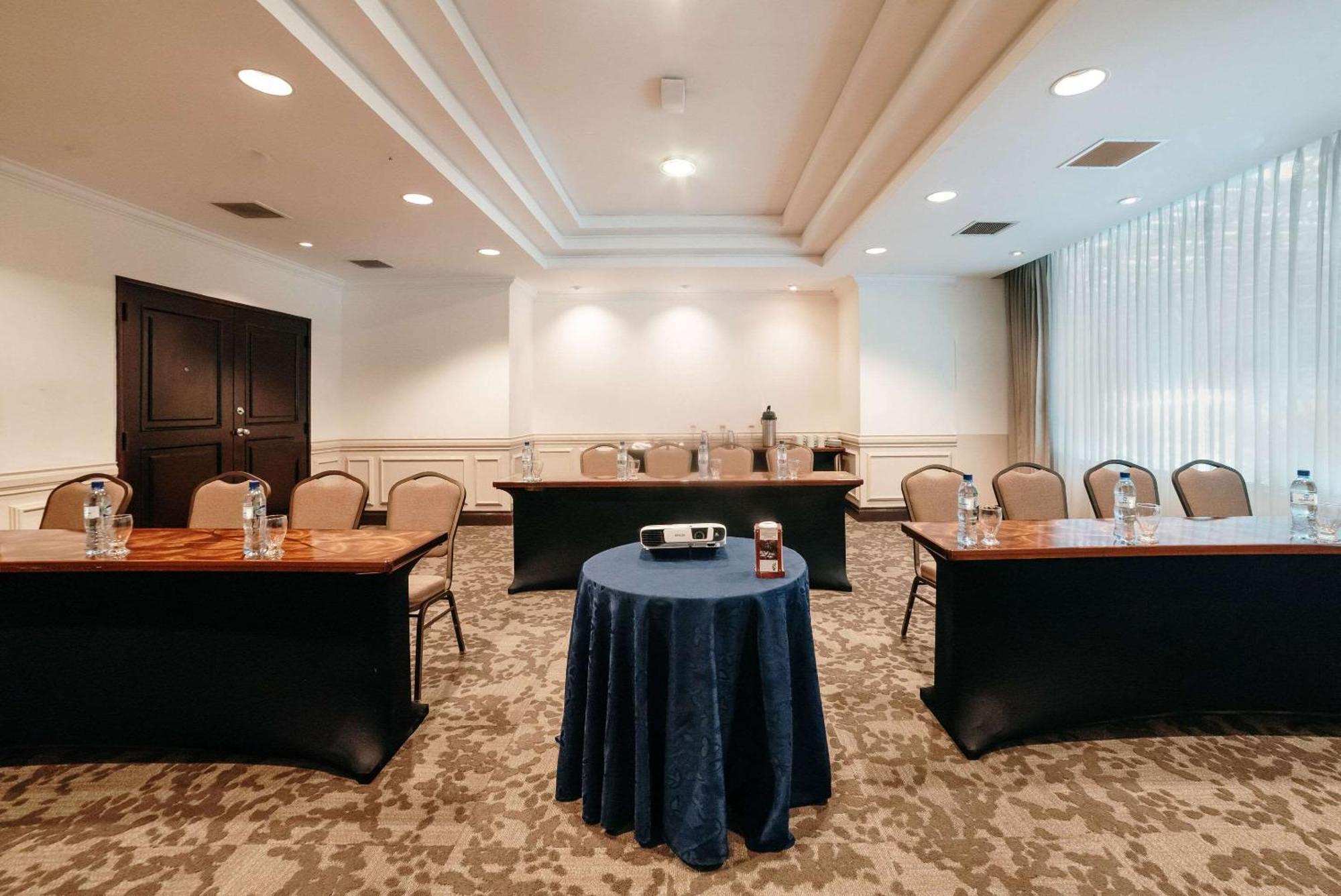 Clarion Suites Guatemala City Exterior photo Meeting room
