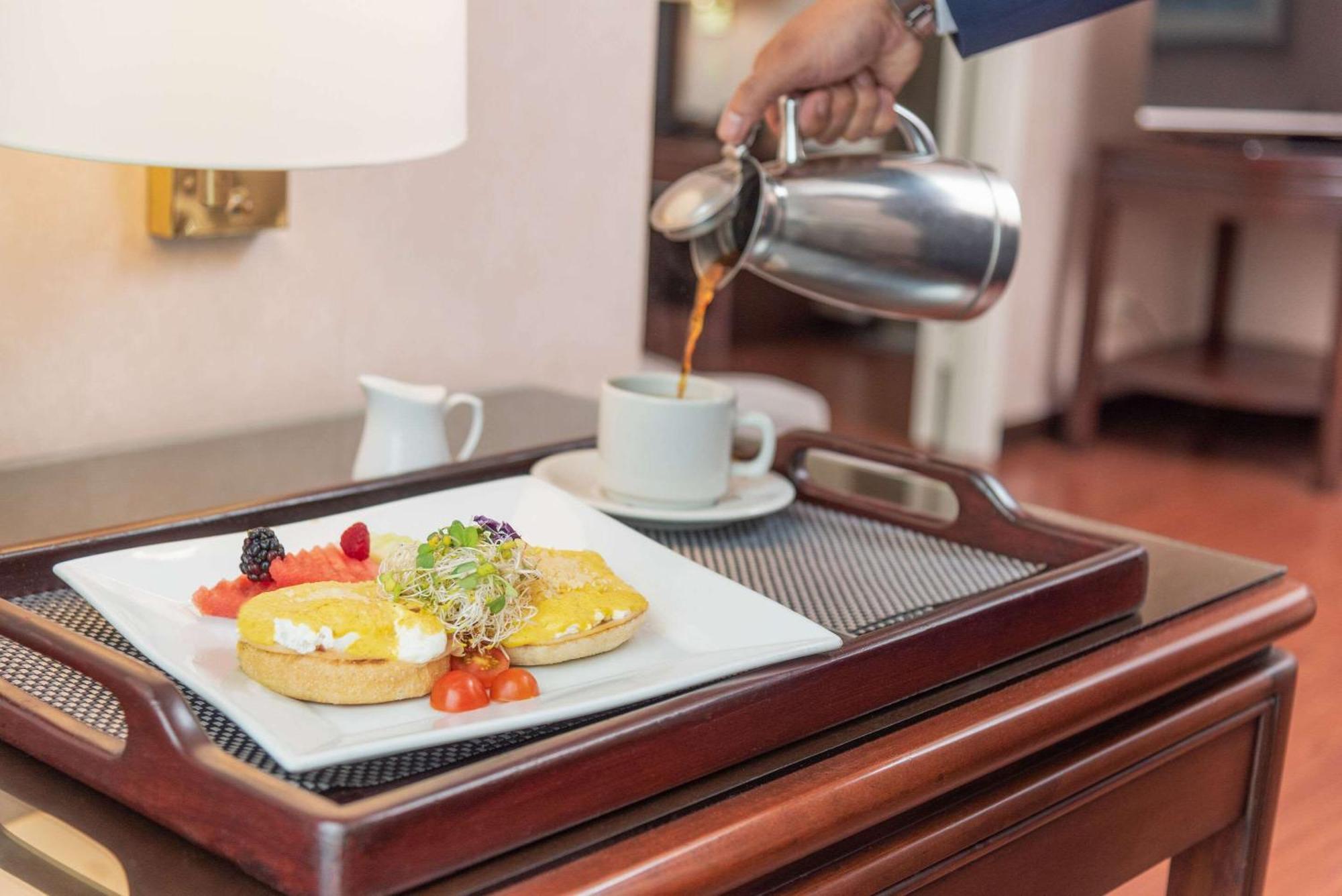 Clarion Suites Guatemala City Exterior photo Room service