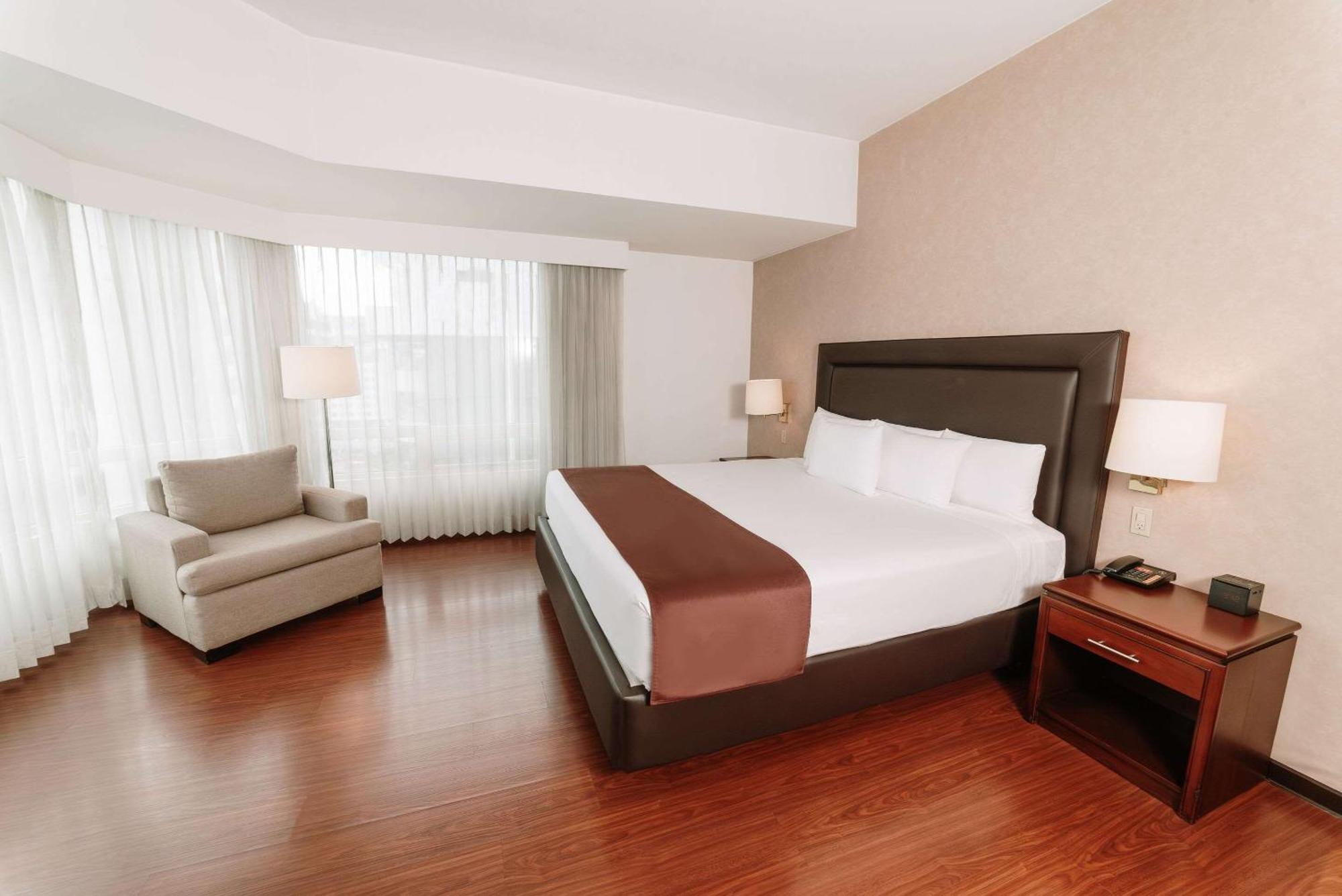 Clarion Suites Guatemala City Exterior photo A bedroom at the hotel