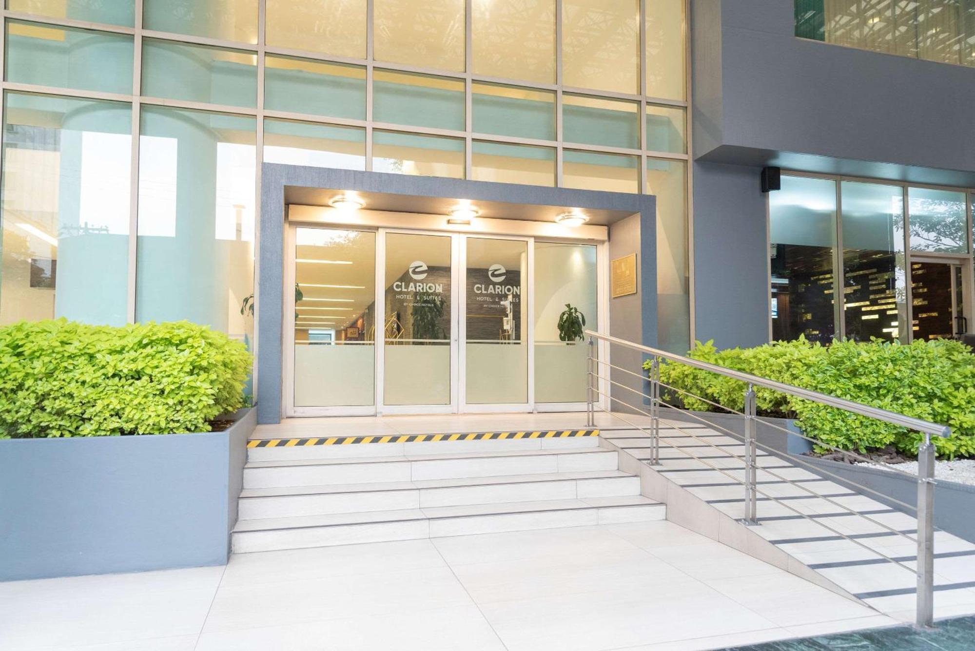 Clarion Suites Guatemala City Exterior photo Entrance of the building