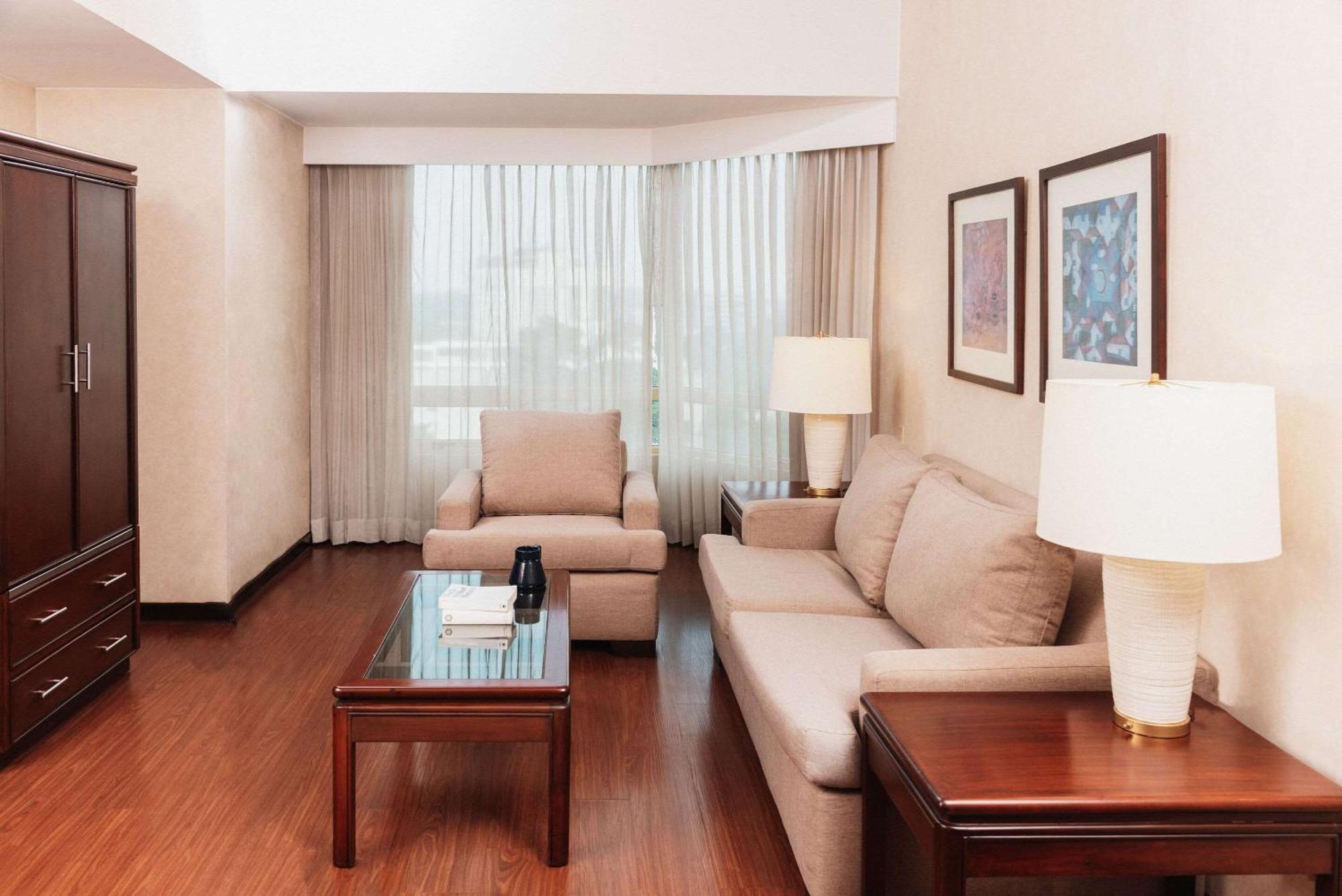 Clarion Suites Guatemala City Exterior photo Living room